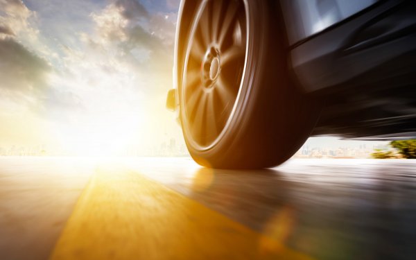 Обратното е при гумите: те се износват значително по-бързо при електромобилите, отколкото при моделите с вътрешно горене. За това има проста причина: по-високият стартов въртящ момент. Ето защо особено внимателен поглед върху дълбочината на протектора и повредите на гумите е силно препоръчителен за електрическите автомобили.