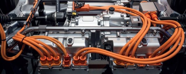 Оранжевите кабели за високо напрежение не винаги се виждат, но ако все пак ги виждате, не ги пипайте! Един поглед обаче винаги си струва, защото уврежданията, като например от гризачи, могат да бъдат особено опасни (и скъпи).