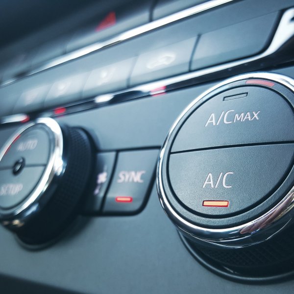 Важна не само за отоплението на колата, но и за пробега е термопомпата, която черпи значително по-малко енергия за климатизация. Ако термопомпата не е интегрирана, това води до значително по-кратък пробег през зимата. Термопомпата не беше стандартна за по-старите модели, така че не забравяйте да проверите преди да купите.