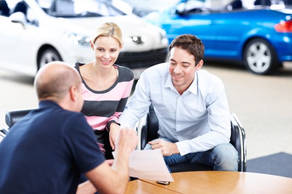 Добре поддържаната сервизна книжка е неизбежна при закупуване на употребяван автомобил. Но също така е особено важна при закупуване на електромобил, за да може да бъде покрита (понякога дългогодишната) гаранция за акумулатора.