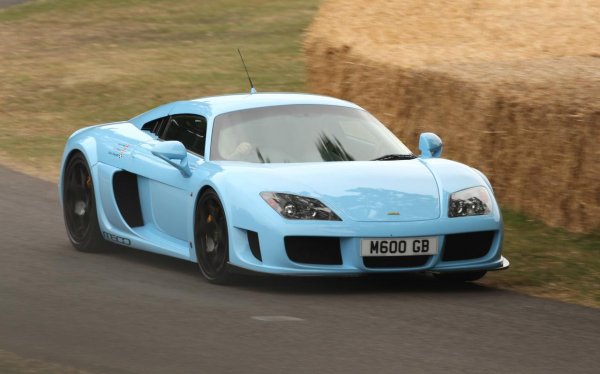 Купето Noble M600 е спортна кола от старата школа, което означава спартански салон и минимум електроника. Британците изстискаха 650 к.с. от осмака на старото Volvo XC90. Суперавтомобилът развива максимална скорост от 360 км/ч, ускорява от място до 100 км/ч за 3 сек, а цената му е 290 000 евро.