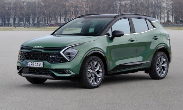 Модерните линии и технология са силните страни на Kia Sportage. Корейският C-SUV все още запазва мек хибриден дизелов двигател заедно с мек бензинов, LPG, пълен хибрид и plug-in опции. Успехът му се потвърждава от данните за вървящите отлично продажби. Sportage е дълъг 4515 мм , широк 1865 мм, висок 1650 мм и междуосие от 2680 мм. Багажникът при дизеловата версия е с капацитет 526 литра.
Интериорът е модерен и технологичен, с голям извит панорамен дисплей, който включва дигитално табло и информационно-развлекателна система. И двата са 12.3 инчови. Двигателят е 1.6 Crdi с четири цилиндъра и 136 коня.. Той върви или с шестстепенна механична скоростна кутия, или със седемстепенния автоматик. Sportage може да има предно или задвижване на четирите колела. Във всички случаи дизеловият мотор е комбиниран с малък 48 V електрически, който доставя 17 к.с .мощност и помага особено в града.
Разходът е 4,8-5,3 л/100 км за версията с ръчна скоростна кутия и предно задвижване, 5,0-5,3 л/100 км с две задвижващи колела и автоматична трансмисия и 5,5-5,9 л. /100 км с автоматик и задвижване на четирите колела.
Цените започват от 34 400 евро за бизнес конфигурацията с ръчно задвижване на предните колела, 36 400 евро за автоматика и 43 650 евро за GT-Line.