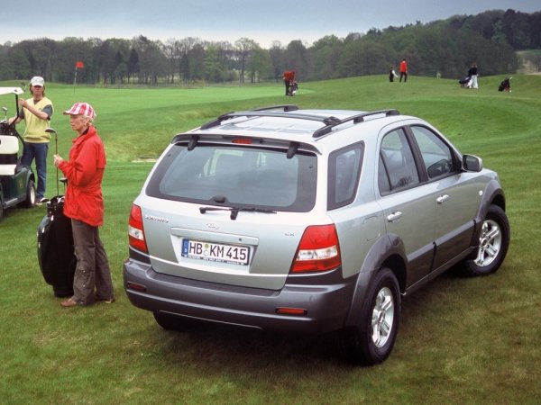 Това Sorento не е последната дума на модата, когато става въпрос за стил, но е широко признат като надежден, здрав и разумно усъвършенстван на пътя. Вътре е пластмасов, но е добре оборудван и като се има предвид, че това е доста голям SUV, има много място отзад и в багажника.
