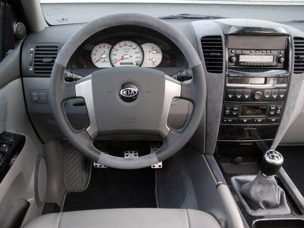 Има и някои слабости, за които трябва да се внимава - разслояване на резервоара за гориво, причиняващо прекъсване на двигателя, ръжда при някои екземпляри, проблеми с трансмисията и маховика при версиите с ръчни скорости.