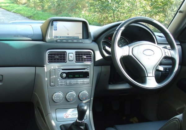 Внимавайте за повреда на уплътнението на главата, ръжда по праговете, горни опори на амортисьори, подове на багажника, неработещи задни чистачки, както и за спукани задни диференциали.