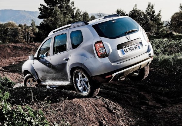 Е, може би не всичко, от което се нуждаете. Един Duster няма шарнирната връзка на осите като по-сериозно 4x4 например. Но фактът, че можете да заключите централния диференциал, го прави много по-способен извън пътя, отколкото бихте очаквали. В комбинация с лекото му тегло и сравнително компактни размери, с добавянето на специализирани гуми за всякакъв терен, това означава, че има места, на които можете да отидете с Duster.  Те обикновено са достъпни само с много по-сериозни машини. 