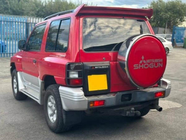 На пътя Shogun се представя така, както бихте очаквали от 4x4 от старата школа &ndash; донякъде неравномерно, донякъде шумно и далеч от най-приятното управление. Извън утъпканите трасета обаче Shogun разполага с цялото оборудване, от което се нуждаете, за да се движите &ndash; и обут с правилните гуми, той е почти толкова неукротим, колкото много по-скъпата Toyota Land Cruiser.