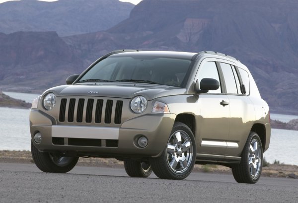 Списъкът завършва с един автомобил, което е добре да бъде избягван. Мнозина вероятно смятат, че след като това Jeep, той ще може да мине без проблеми навсякъде. Това обаче е заблуда, тъй като този Jeep се появи в една друга епоха и няма как да се мери с офроуд способностите на Wrangler или Cherokee.