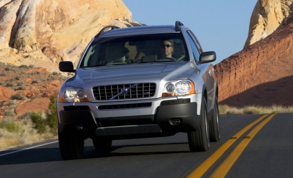 Първото поколение на Volvo XC90, след фейслифта си в периода 2006&ndash;2010, се предлага с 4,4-литров V8 двигател с мощност 315 к.с., разработен от Yamaha. Съществува известен риск, свързан с лагера на балансиращия вал: влагата може да доведе до блокирането му, което от своя страна кара вала да повреди алуминиевия цилиндров блок. Разходите за ремонт са астрономически.
