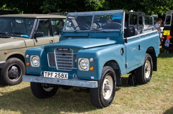 Третата серия на Land Rover пристигна малко по-бързо от втората, като излиза през 1971 г. Тя получава арматурното табло през цялата широчина и допълнителен нагревател, предлаган като опция. Именно такъв едномилионният Land Rover, който слиза от конвейера през 1976 г. Само 3 години по-късно всъдеходът получава 3,5-литров V8 и постоянно задвижване на четирите колела с блокаж на централния диференциал. 