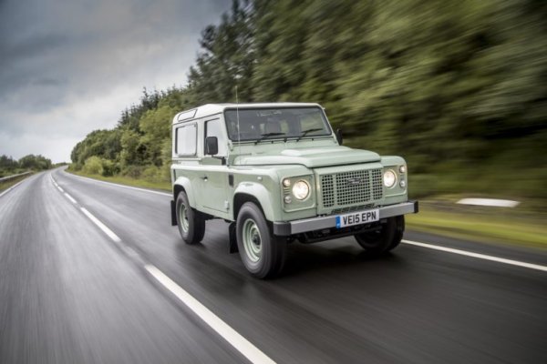 През 1990 година британският производител пуска ново превозно средство, което за първи път получава името Defender. Той се предлага с три дължини на междуосието &ndash; 90, 110 или 130 инча, като тези цифри дават имената на различните модификации. 

При пускането на пазара този Defender се задвижва от 2,5-литров турбодизел (200tdi), но през 1998 г. той е заменен от петцилиндров дизелов двигател Td5. Ревизиите на двигателя продължават и през 2000-те години, като четирицилиндровият дизел Puma със 122 к.с. става стандартен през 2007 г. Той е съчетан с 6-степенна механична скоростна кутия и с по-модерно арматурно табло, като безопасността на всъдехода е подобрена.

През 2012 г. Defender получава 2,2-литров двигател, който заменя съществуващата 2,4-литрова версия. Година по-късно е представено специално издание LXV, което отбелязва 65-годишнината на модела. 
