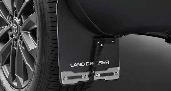 Важен нюанс: "назъбените" гуми Toyo трябва да се купуват отделно, въпреки че те отговорни за увеличаване на просвета и подобряване на проходимостта. Тунинг комплектът на Jaos обаче е евтин, има го в наличност, струва 615-676 хиляди йени (3550-3900 евро) или може да изберете отделни елементи и да спестите пари. За нощувките по време на пътуванията се е погрижила компанията Toy Factory. Специален комплект превръща задните седалки и багажника в двойно легло.
