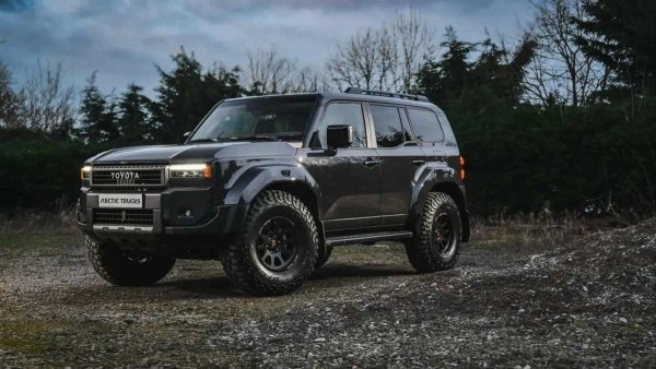 Исландското студио Arctic Trucks предприема по-щателен подход. Външният бодикит се състои от десет части, включително разширители на колесните арки, гумирани прагове и капаци на броните. За да се добавят гигантски колела с външен диаметър от 37 инча, задният мост е преместен назад, следата разширена, а рамата модернизирана. Отпред се появяват регулируеми подпори, а отзад - оригинални пружини и амортисьори.
