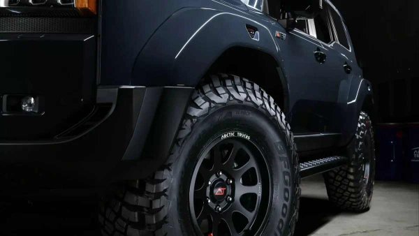 Пътният просвет е увеличен от 220 на 260 мм, дъното може да бъде покрито със защитни платна, а сред опциите има прибиращ се теглич. Скоростомерът е прекалибриран за 37-инчови джанти, а на купувача се предлагат два варианта за гуми: високоспециализирани "кални" и средни от типа All Terrain. Тунингът е съгласуван с Toyota, така че може да модифицирате SUV-а, като същевременно запазите гаранцията. Това обаче няма да е евтино: началната цена за комплекта е 24 500 долара.
