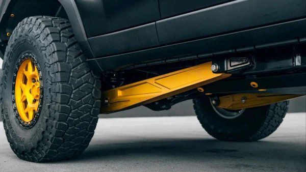 Няма да можете обаче да си купите екстремна версия като тази на изложението SEMA. Каталогът на компанията обаче включва три варианта на електрически багажник за покрив и комплект за повдигане за монтаж на 35-инчови гуми. За около 500 долара може да получите алуминиеви елементи, които да повдигнат задното окачване с два сантиметра, а предното с 6,4. Комплектът работи със стандартни валове и не влияе на безопасността при шофиране.
