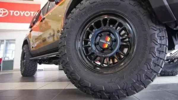 В зададения бюджет тунинг майсторите монтират багажник на покрива, стълба, метални лайсни на задните прозорци и допълнително осветление с десет прожектора. Всъдеходът, представен по време на шоуто, е продаден за 90 000 долара, а цената на щедро оборудван Toyota Land Cruiser в САЩ започва от 75 000.
