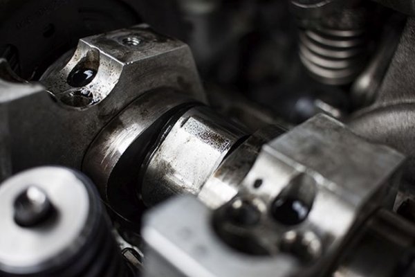 Проблемът е толкова масов, че през 2009 инженерите на VW правят ревизия на агрегата, удължават и подсилват вала. При агрегатите, произведени след това и снабдени вече с Common Rail, подобен проблем не съществува. 
При някои производствени серии между 2004 и 2008 има слабости в метала на цилиндровите глави, и не е изключена появата на пукнатини. 
Самите помпи-дюзи не са много податливи на ремонт. Опорните шийки на балансиращите валове като цяло се износват твърде бързо. 
Турбината Garrett GT1749VA е с променлива геометрия, но тя може да заклини, което води до осезаема загуба на мощност. В такива случаи трябва да се подмени целият компресор.
