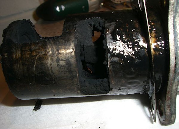 Маслената помпа също има доста недостатъци, особено що се отнася до редукционния клапан и скоростта, с която се износва задвижващият я вал. Резултатът е, че двигателят започва да страда от маслен глад, лагерите на коляновия вал сдават багажа и накрая се стига до блокаж на мотора. 
Тъкмо затова на собствениците на автомобили с такъв двигател се препоръчва не само редовно да сменят маслото, но и да монтират датчик за налягането му. 
Проблеми могат да дойдат и от клапана на рециркулацията на отработилите газове (на снимката). Ако двигателят пали трудно, няма достатъчно тяга и изпуска черен дим, това са все симптоми, че клапанът се е застопорил в отворено положение. 
Версията G9T ползва същата турбина Garrett, която се монтира в С- и Е-класата на Mercedes и VW Touareg V10. Тя е надеждна, но при натрупване на нагар лопатките на променливата геометрия могат да заклинят. 
