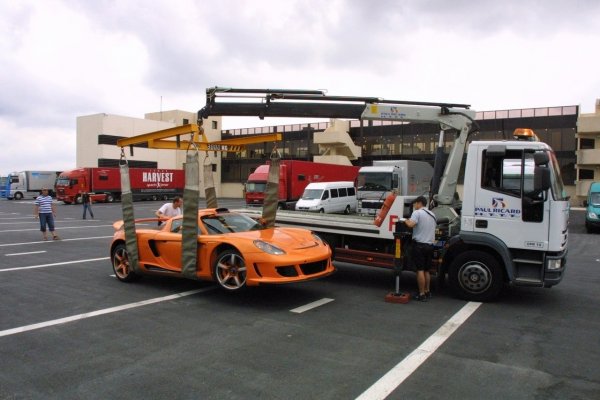Особено неприятно е да се види блъсната Porsche Carrera GT