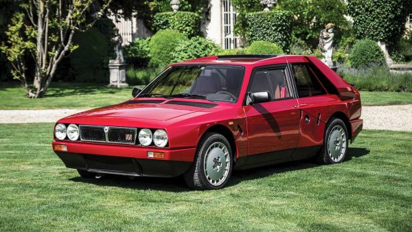 Преди Integrale да стане звездата на шампионатите, в ралитата участваше Lancia Delta S4. Моделът се състезаваше в "Група В" през 1985 и 1986 г. - до разпускането й и забраната на FIA за участието на такива автомобили. 1,8-литровият 4-цилиндров двигател с турбина и компресор развиваше мощност от 650 коня. Двигателят на "пътната" версия на Delta S4 Stradale, от която бяха направени 200 бройки за хомологизиране на хечбека, развиваше 240 к.с. Един от тези автомобили със смешния пробег от 2200 км беше продаден през април тази година за 1040 000 евро.