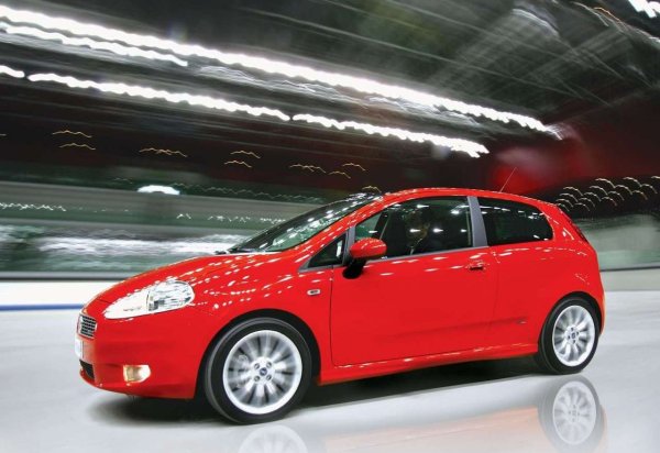 Цена: 2500&ndash;4000 евро

Типични проблеми: кормилна рейка, електроника, скоростна кутия

Fiat Punto често привлича с цена, но в експлоатация се превръща в истинско главоболие. Един от най-често срещаните проблеми е повредата на кормилната рейка (около 400 евро), към това се добавят повреди в електрическата система и проблеми с ръчната скоростна кутия.

Защо не е изгодно: електрическите ремонти могат да достигнат 800 евро, което е една трета от пазарната стойност за такъв автомобил.
