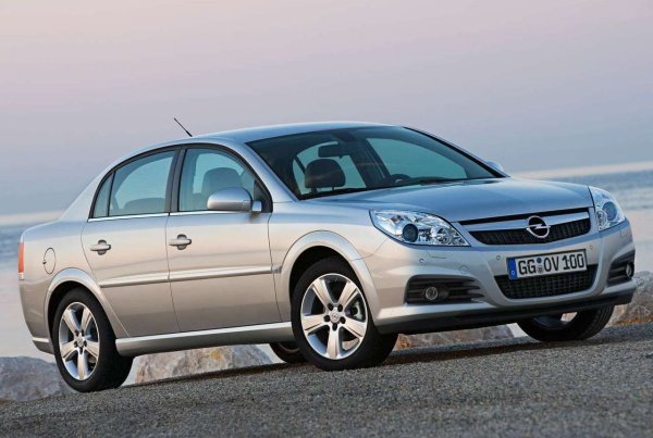 Цена: 3000&ndash;4000 евро 

Типични проблеми: окачване, горивна система, автоматична скоростна кутия

Vectra C изглежда привлекателна на цена, но много собственици се сблъскват със скъпи проблеми: повреди на автоматичната скоростна кутия, ремонт на горивната система (особено за дизеловите версии), преждевременно износване на шасито. Добавете към това не най-ниските цени за резервни части - и получавате разходи за ремонт, които понякога надхвърлят пазарната цена.

Защо не е изгодно: общите разходи за 2-3 години могат да надхвърлят цената на автомобила към момента на покупката.
