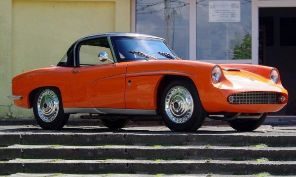 Мнозина смятат това за най-красивата кола, създавана от социализма - но и тя се ражда само благодарение на хитрост и заобикаляне на правилата. 
Голямата фигура в полската автомобилна индустрия между 50-те и 70-те е Цезар Наврот - едновременно блестящ инженер и талантлив дизайнер. Във второто обаче той е безмилостно ограничаван от прагматичните и предпазливи шефове на държавната компания FSO (Fabryka Samochodow Osobowych). В края на 50-те те му възлагат да тества в практиката някои нови технически решения, предвидени за бъдещите седани на FSO. 
Наврот решава, че това е шансът му. В края на краищата къде пише, че тестовият прототип трябва да е скучен и функционален? Така се ражда FSP Syrena Sport - елегантен малък роудстър с корпус от фибростъкло и тегло едва около 700 килограма. 
