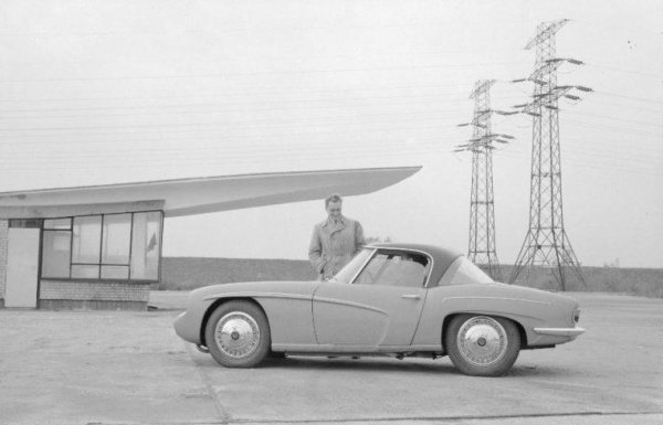 По замисъл под капака трябва да е двутактовият мотор, ползван от обикновените седани Syrena по това време. Но Наврот има готова хитрост и за това: прави предния капак толкова нисък, че този двигател не се побира под него. Благодарение на упоритите му настоявания FSO разработва изцяло нов, четиритактов агрегат с два срещуположни цилиндъра, 0.7 литра работен обем и мощност 50 конски сили (личи си влиянието на френския Panhard Dyna Z). Освен това Syrena Sport е с предно предаване - много необичайно за онова време. 
