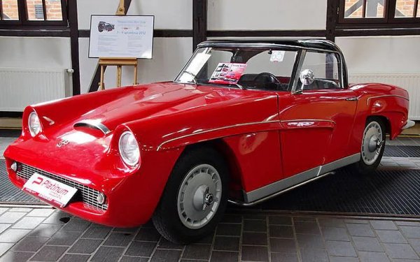 Готовият прототип е показан официално на тържествената изложба за Деня на труда през 1960. Веднага получава международен отзвук. Италианският Il Giorno я нарича "най-красивата кола, построявана някога отвъд Желязната завеса". В самата Полша дотолкова я харесват, че засипват с писма FSO и правителството, умолявайки автомобилът да влезе в производство. Но двуместен роудстър не отговаря много на социалистическия идеал, а и във Варшава се притесняват как ще погледне на такава демонстрация Москва. Проектът е хвърлен в коша. 
