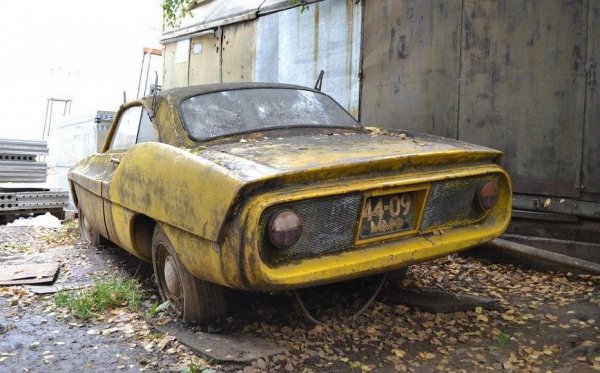 КД Спорт 900 има корпус от фибростъкло, монтиран върху тръбна рама. За съжаление под наистина спортната му външност се крие скромното двигателче от ЗАЗ-965 - с обем 887 куб. см и максимална мощност едва 30 конски сили. Все пак колата не е отчайващо бавна, защото теглото й едва надхвърля 500 килограма. 
Между 1963 и 1969 са построени цели пет бройки от КД, с леки различия в дизайна и оборудването. Два от тях даже са оцелели по чудо до наши дни 
