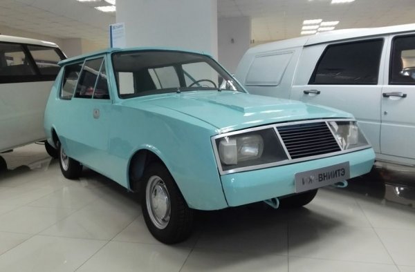 В наши дни заводът в Ижевск принадлежи на Автоваз и произвежда модели на Lada и Renault. Но в ранните си дни през 60-те това предприятие бе по-тясно свързано с московския АЗЛК и произвеждаше версии на неговите модели под марката ИЖ. Освен това бе и предпочитан изпитателен полигон за научноизследователските институти на съветската автомобилна промишленост - технологичния НАМИ и дизайнерския ВНИИТЕ. 
