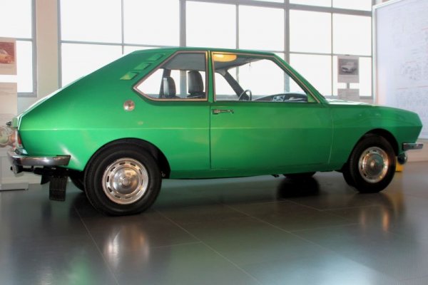 Пушещият двутактов двигател е изхвърлен и заменен от 4-цилиндров агрегат с обем 1.4 литра и 55 коня, взет от Renault. 
Корпусът е от фибростъкло, което понижава теглото до 840 кг и позволява максимална скорост от 150 км/ч - завидно много за Източния блок по онова време. 
Произведени са между 6 и 11 прототипа - и досега не се знае точно. Но те не се харесват на партийното ръководство. Един от заместниците на Хонекер, щом вижда проекта, отсича: "Ние няма да правим автомобили за плейбои в ГДР!". Вместо това "Пръдливия Ханс" ще оцелее чак до 90-те години. 
