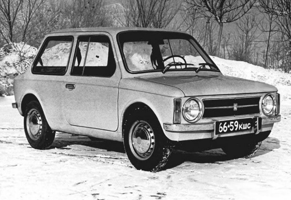 През 60-те предното предаване завладява масовите автомобили и накрая дори инженерите на АвтоВАЗ решават да му се поддадат. През 1970, тъкмо след като са пуснали първата ВАЗ 2101 (лиценз на Fiat 124), те разработват прототипа ВАЗ 1101 - малък градски автомобил с предно предаване. Дизайнът уж е дело на собствения екип начело с В. Барановски, но всъщност трогателно напомня на Fiat 128 (за който обаче предприятието няма лиценз). 
В технологично отношение също има не една и две прилики с италианския модел - същият 4-цилиндров агрегат с обем 1100 куб. см, монтиран напречно. 
