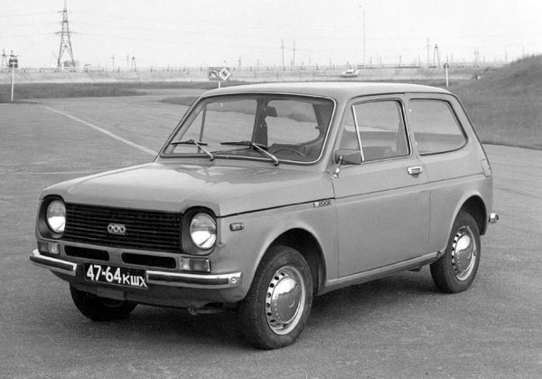 Но съветските инженери срещат доста трудности с предното предаване, особено чести са проблемите с трансмисията. Първият прототип е изоставен, през 1973 се появява втори, който вече носи черти и от Fiat 127, и от Honda N600. 
През 1975 бившият шеф на ВАЗ Виктор Поляков, по това време вече министър на автомобилната промишлност на СССР, посещава завода и остава силно разочарован от бавния напредък на проекта за малък автомобил с предно предаване. За да ускори нещата, той нарежда ВАЗ да обедини сили със ЗАЗ. Но и това не помага особено. Първата "Ока" слиза от конвейера едва през 1988, една година преди рухването на Източния лагер. 
