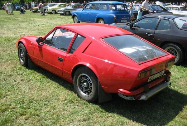 Ефектното купе от фибростъкло напомня малко на SAAB Sonnett II, малко на модели на Abarth, но няма съмнение, че е авторска разработка. Разполага с дискови спирачки и на четирите колела, а задноразположеният 1.1-литров двигател развива 75 конски сили, позволяващи максимална скорост от 178 км/ч. 
Произведени са седем прототипа, три от които са оцелели до днес. Защо 1100 GT не стига до производство, не е известно. Вероятно партийните другари са го сметнали за излишна разточителност. 
