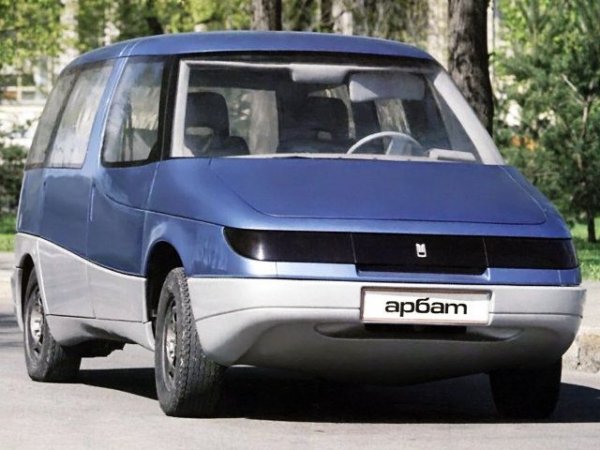 През 80-те западната автомобилна промишленост е завладяна от манията по минивановете. Накрая тя стига и до Съветския съюз, подтиквайки инженерите на АЗЛК да започнат през 1987 да разработват свой собствен такъв модел. Две години по-късно е показан прототипът 2139 Арбат, по дизайн на Александър Кулугин и с А- и В-колони, които любопитно напомнят появилата се много по-късно Skoda Roomster. Концептът е с плъзгаща се врата, а предните седалки могат да се завъртат на 180 градуса, също като в Renault Espace. Но до производство не се стига. 
