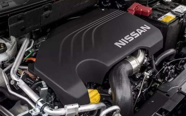 Масовият двигател е атмосферен Nissan QR25DE 2.5 (171 к.с.), който е със система за разпределително впръскване и е лесен за ремонт. Има обаче някои проблеми, които не бяха премахнати при появята на модела през 2007 г. По-специално, той е склонен към прегряване, което води до увреждане уплътнение на главата на цилиндъра. Слабите звена са закрепването на клапите на всмукателния колектор, уплътненията на гнездата на свещите и някои сензори.
Въпреки това двигателят изкарва безпроблемно 150 000 км в повечето случаи. След това обаче започват неприятностите. 
Хлабините на клапаните трябва да се регулират, а маслените уплътнения и буталните пръстени трябва да се сменят навреме, без да се чака яростната загуба на масло. Основният начин за борба с прегряването е редовното почистване на радиатора. При нормални грижи двигателят издържа над 300 000 км.
