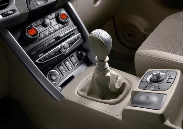 Бензиновите двигатели са оборудван с ръчна трансмисия или CVT трансмисия. Механичната, шестстепенна ND5 е отлична, като издържа над 300 000 км, но след 200 000 ще трябва да бъде сменен двумасовия маховик.
