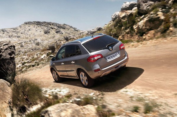 При каране по асфалтирани пътища окачването издържа дълго време, като до 100 000&ndash;120 000 км всичко е наред. След това се налага смяна на подпорите на стабилизаторите и на втулките. Шарнирите и предните лостове също са слаби и излизат от строя, като при използване по тежък терен това се случва доста по-рано. Кормилният механизъм обаче е здрав, като оплаквания от него почти няма.
