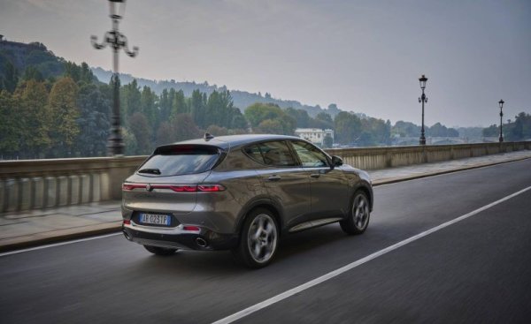 Alfa Romeo ще разшири семейството си от SUV автомобили с нов модел от B-сегмент, разположен под Tonale (на снимката). Той ще споделя платформа с други автомобили на Stellantis като Jeep Avenger, като се очаква да излезе както в бензинова, така и в електрическа версия.
