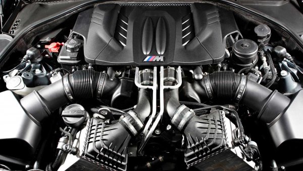 Основният проблем със сухия картер е в неговата по-сложна конструкция. За да се постигне канализиране на потока от масло, проектиращият двигателя трябва да е много наясно кои области се нуждаят от смазка. Малък картер съществува и тук, но неговата функция е да събира маслото проправящо си път към основата на двигателя. Този картер обаче е много малък и излишъкът на масло бързо се връща обратно във външния резервоар.