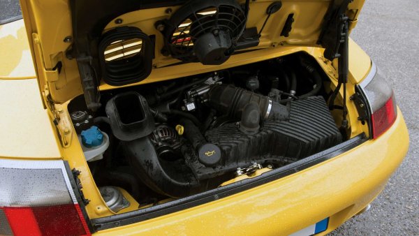 Съществува обаче и нещо като "средно положение", което е измислено в средата на 90-те години за 6-цилиндровия боксер на Porsche 911 (серия 996) и на Boxster. Този двигател е оборудван със система за смазване, определена като "интегриран сух картер". В този случай резервоарът за събиране на масло е разположен вътре в основата на двигателя и винаги се пълни благодарение на помпа.