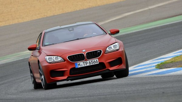 Сухият картер е приет от автентични суперколи или много мощни версии на някои спортни автомобили - BMW M5 и M6 (на снимката), Porsche 911 GT2 и GT3, както и още няколко модела. Интересното е, че той се поставя и на модели, които по принцип са оборудвани с класически мокър картер. Това се среща най-често при автомобили на Ferrari и Maserati с V8 двигатели.