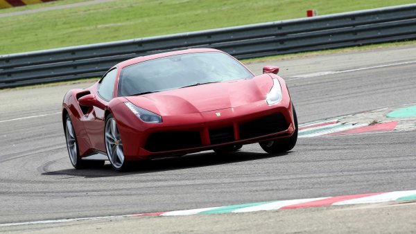 Основната причина, поради която се използва сухият картер, е, че това позволява оптимално и непрекъснато смазване дори по време на силно странично ускорение при завиване, което може да премести нивото на маслото и да доведе до пропадане на помпата за подаване и циркулация на смазката.