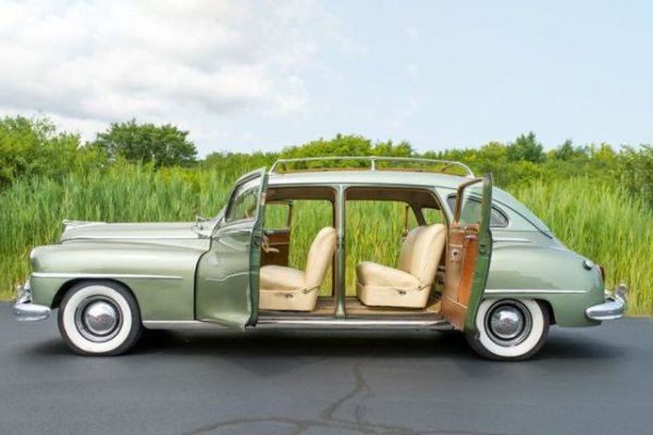 Тази кола е оцеляла до наши дни, въпреки че е сериозно повредена. На снимката е показан вече възстановеният автомобил, чийто оригинал е произведен в края на 40-те години на миналия век. Любпитното е, че DeSoto Suburban по принцип е представителна лимузина, но се е използвала и като такси.
