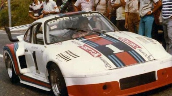 Автомобилът с цветовете на Martini и двигател с 560 к.с. също е използван за състезания. С него Ескобар се надпреварва в изкачването на хълм в близост до Меделин &ndash; нещо като еквивалент на американския &bdquo;Пайкс Пийк&rdquo;. Основният съперник на наркобоса винаги е един и същ &ndash; Рикардо Лондоньо, който е най-известният състезател от Колумбия допреди Монтоя (има дори едно участие във Формула 1, макар и на тренировка). Любопитното е, че Ескобар винаги губи от своя конкурент, но побеждава всички останали. И тъкмо неговото влияние (и пари) помагат на Лондоньо да стигне до F1. 
