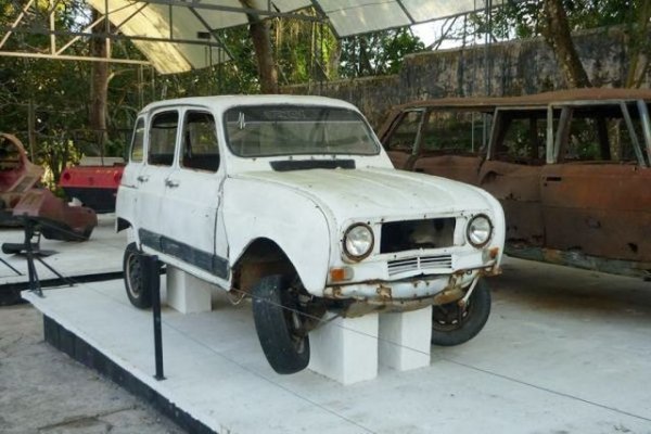 В Колумбия Renault 4 е същото, което е Volkswagen Beetle в Германия &ndash; масов, народен автомобил. Именно с тази кола Ескобар прави първите си крачки в автомобилния спорт още през 1979 г. Когато се ориентира към бизнеса с наркотици, босът оставя няколко такива коли в гаража си, като една от тях (тази на снимката) все още е жива.
