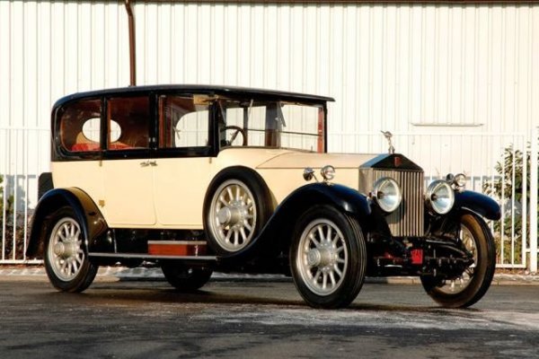 Информацията за тази кола е сравнително малка, но е потвърдено, че Ескобар е имал такава. По това време американските и европейските модификации на Rolls-Royce се различават значително най-вече като мощност на двигателите и скоростните кутии. Не е ясно точно с каква версия е разполагал престъпникът.
