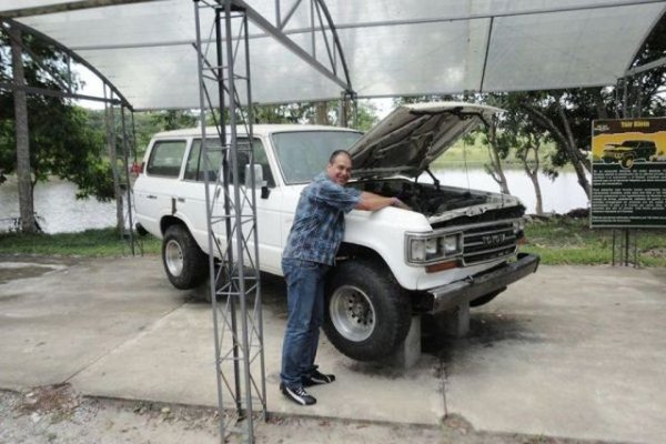 Това е най-популярният автомобил на картелите в Колумбия, тъй като може да преминава през труднопреодолими терени, като в същото време не привлича внимание. Една от тези коли Ескобар управлява сам, като тя е и най-добре съхранената от всички в колекцията му.
