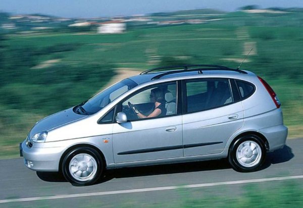 Рецептата за приготовяне на компактния ван Daewoo Tacuma е доста проста &ndash; еднообемната каросерия, разработка на Pininfarina е качена на платформата на модела Nubira. Моделът се продава от 2000 до 2008 г., като на някои пазари е известен като Chevrolet Rezzo. Между другото, почти навсякъде този автомобил е с 5 места, само бройките за Южна Корея са с допълнителни 2 седалки.